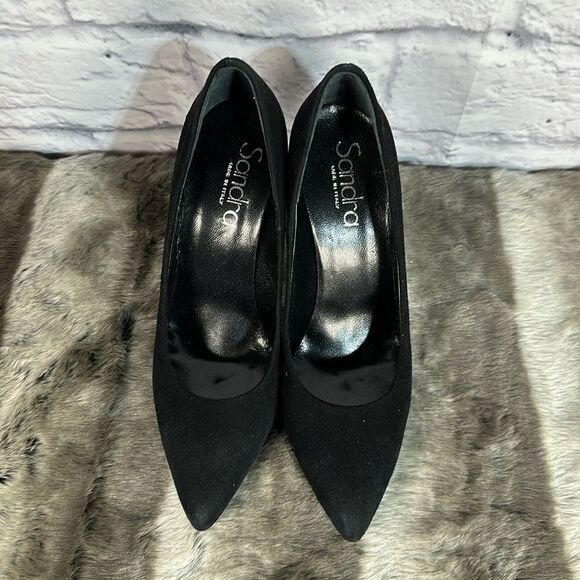 BNIB simple black pumps - Picture 6 of 8